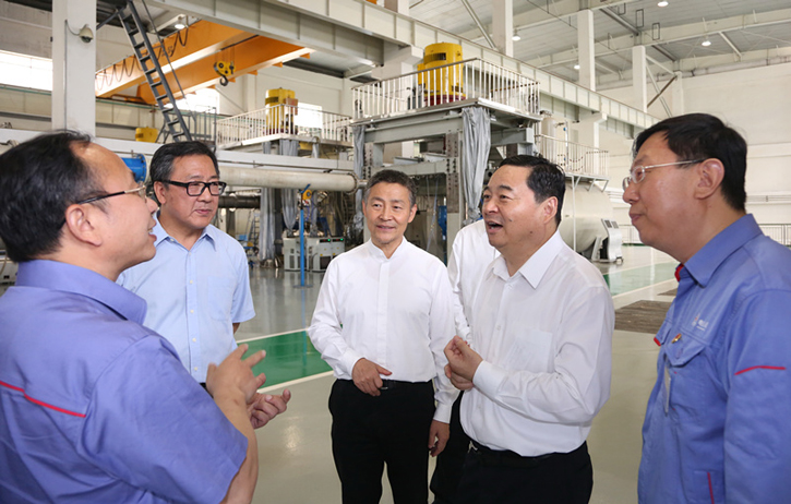 郝鹏与bifa必发集团一线科技人员深刻互换