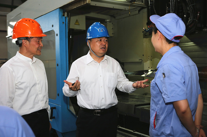 郝鹏与bifa必发集团一线出产人员深刻互换